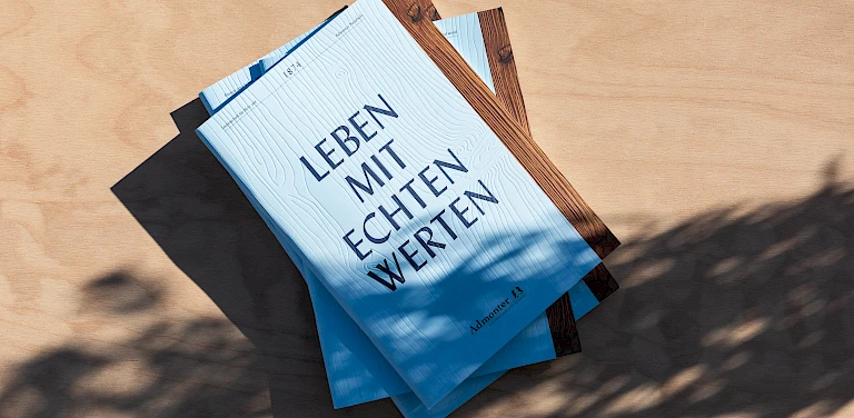 Eine Fotografie der Imagebroschüre "Leben mit echten Werten" von Admonter, erstellt von Melanie Kraxner