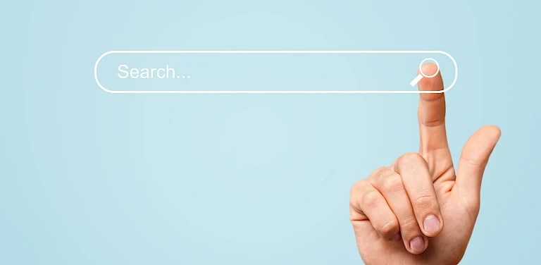 Eine Hand, die auf eine Suchleiste tippt, vor einem blauen Hintergrund.