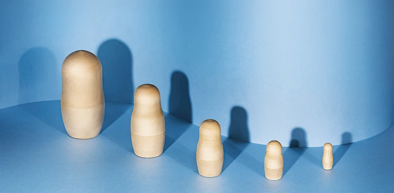 Eine Reihe von Holzpuppen aus der Referenz Admonter von PASSING.BIRD.