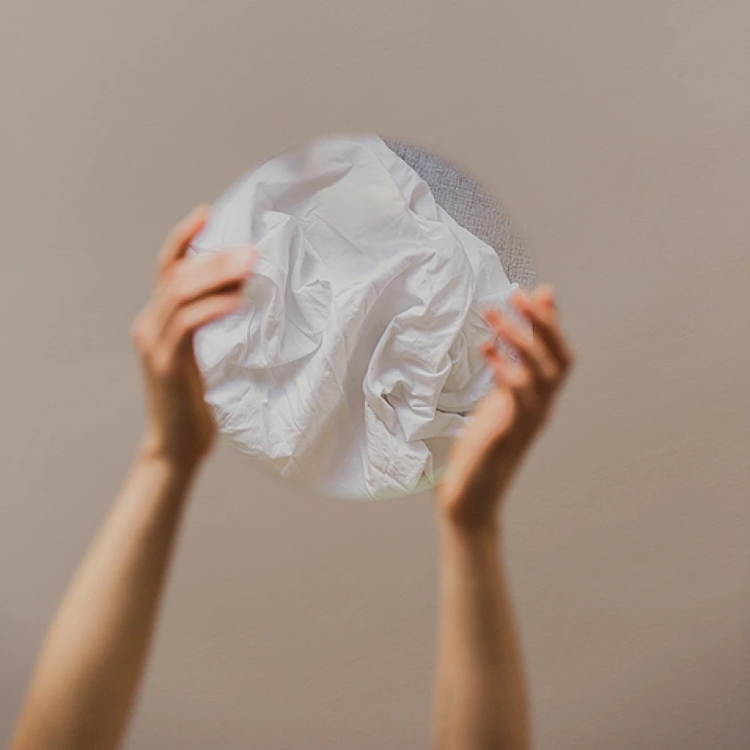 Zwei Hände, die einen Spiegel halten aus der Referenz Level von PASSING.BIRD.