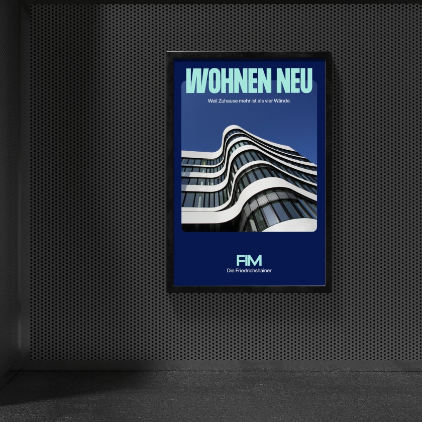 Ein blaues Plakat der FIM GmbH, gestaltet von passing bird.