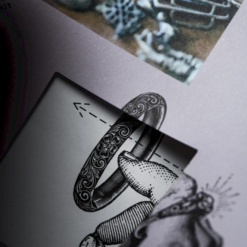 Eine Detailaufnahme des Buches Zeitlos von passing bird.